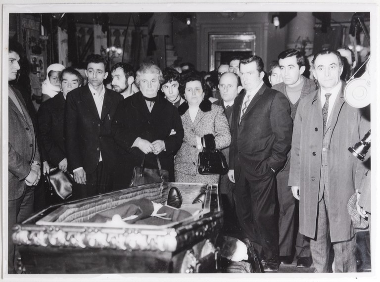 Gattatico-Reggio Emilia, 27-30 marzo 1970, Funerali di Alcide Cervi, camera ardente di Alcide nella Sala del Tricolore di Reggio Emilia